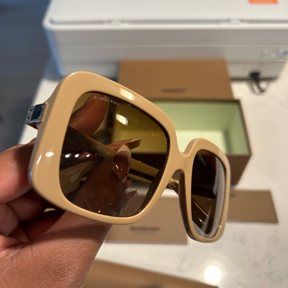 Burberry sunglasses - Picture 3 of 8